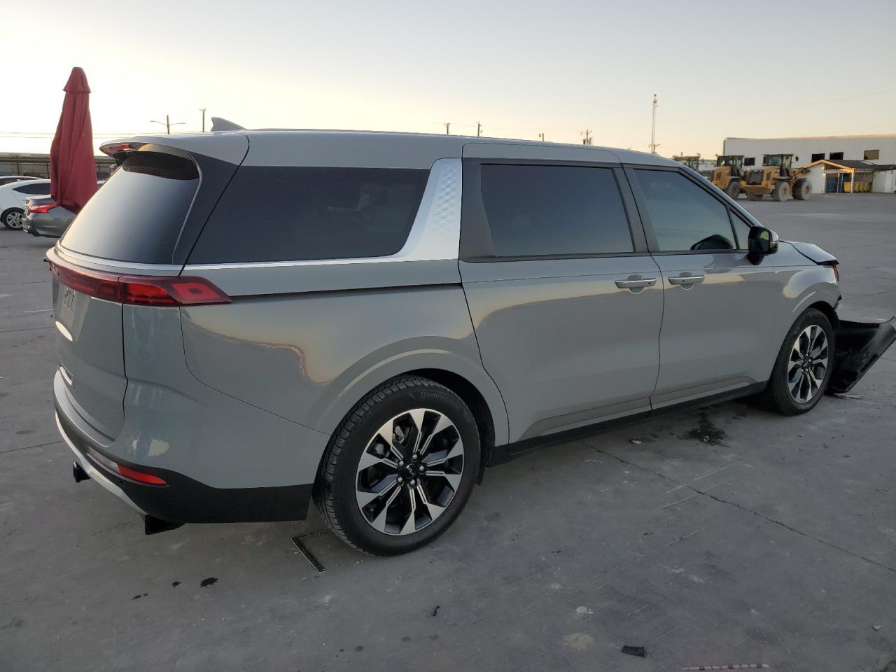 2022 Kia Carnival - Image 3