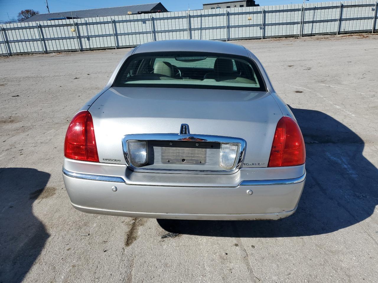 2004 Lincoln Town Car Executive VIN: 1LNHM81W14Y641234 Lot: 80115244