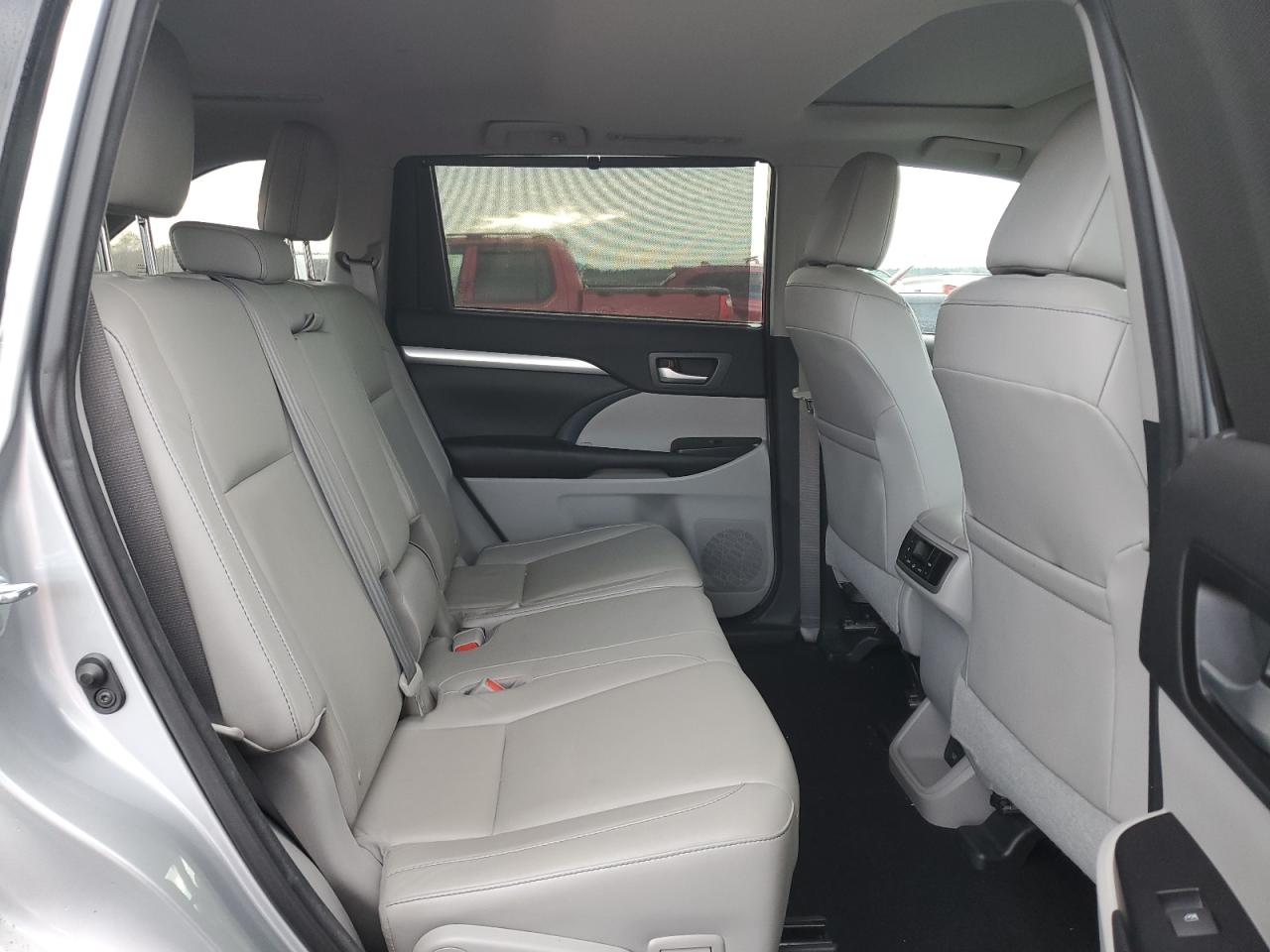 2016 Toyota Highlander - Image 11