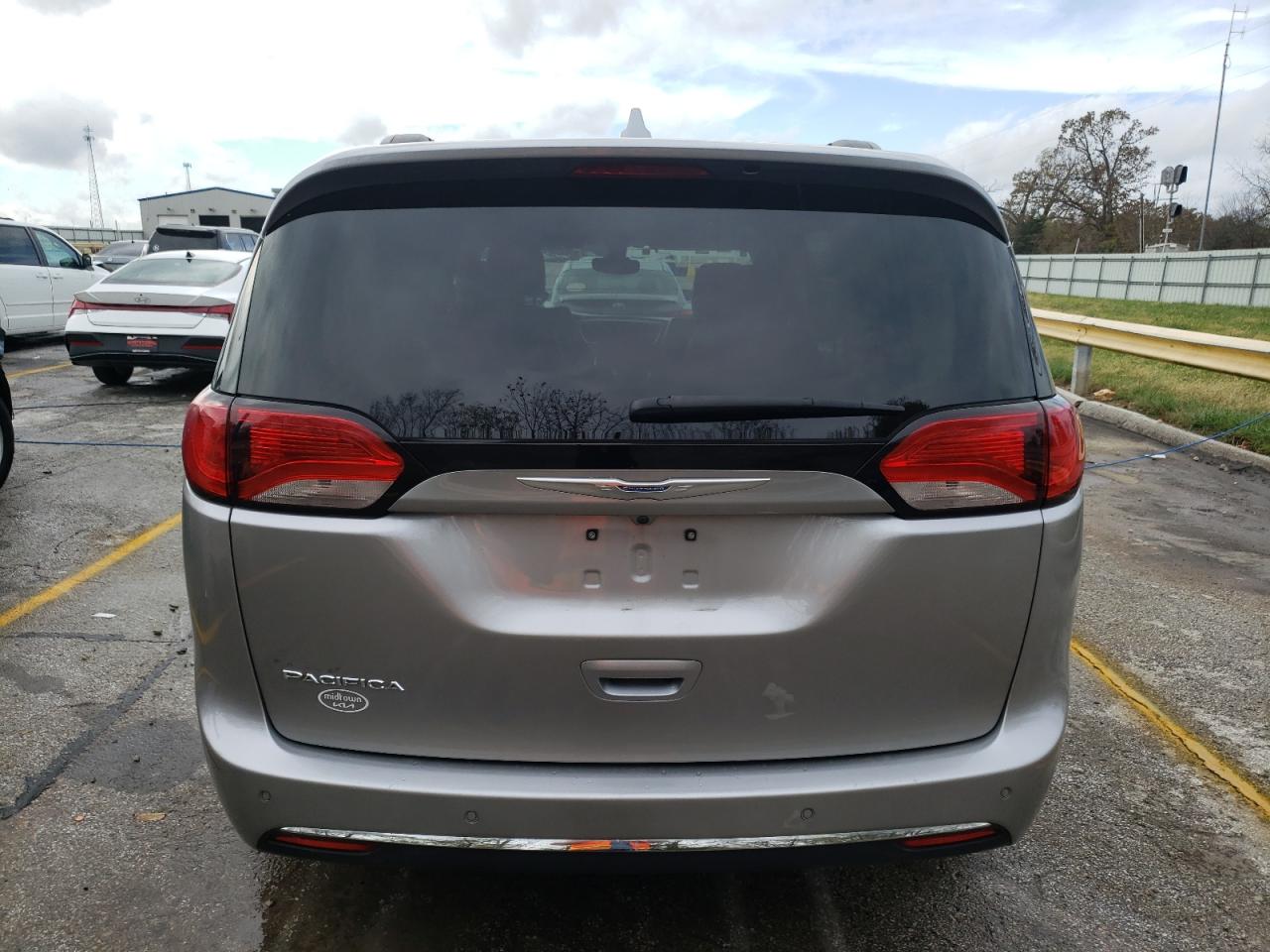 2017 Chrysler Pacifica - Image 6