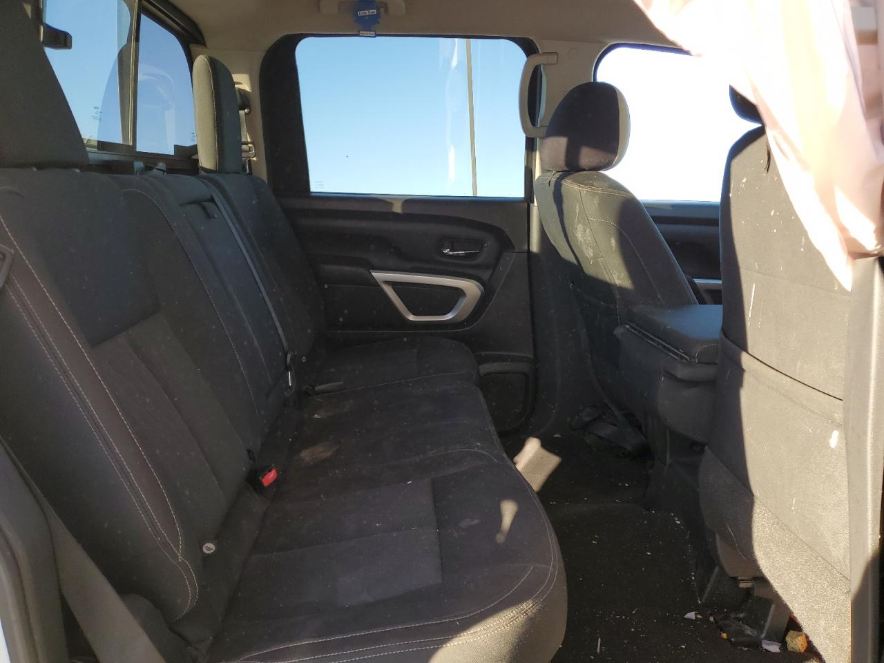 2017 Nissan Titan - Image 10