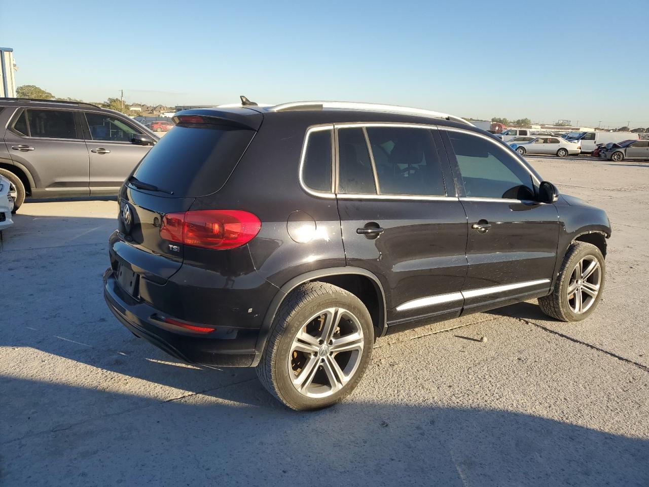 VIN WVGTV7AX1HW511305 2017 VOLKSWAGEN TIGUAN no.3