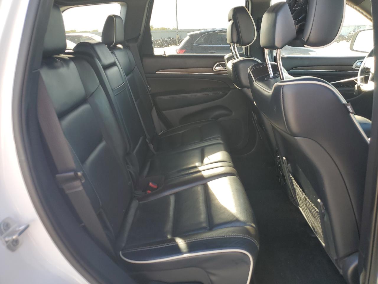 2015 Jeep Grand Cherokee - Image 10