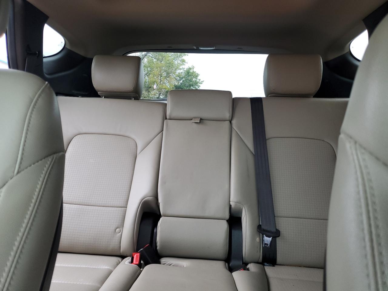 2016 Hyundai Santa Fe - Image 10