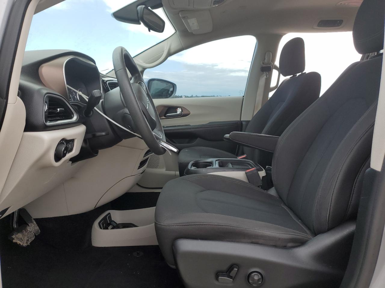 2018 Chrysler Pacifica - Image 7