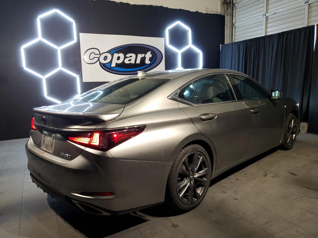 2021 Lexus ES - Image 3