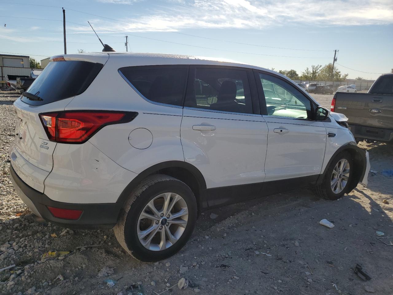 VIN 1FMCU0G93KUB33574 2019 FORD ESCAPE no.3