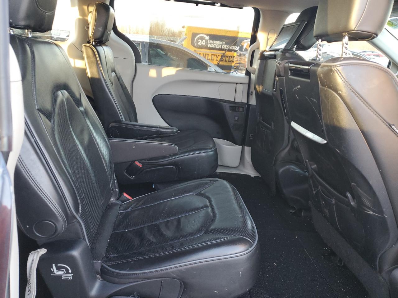 2019 Chrysler Pacifica - Image 12