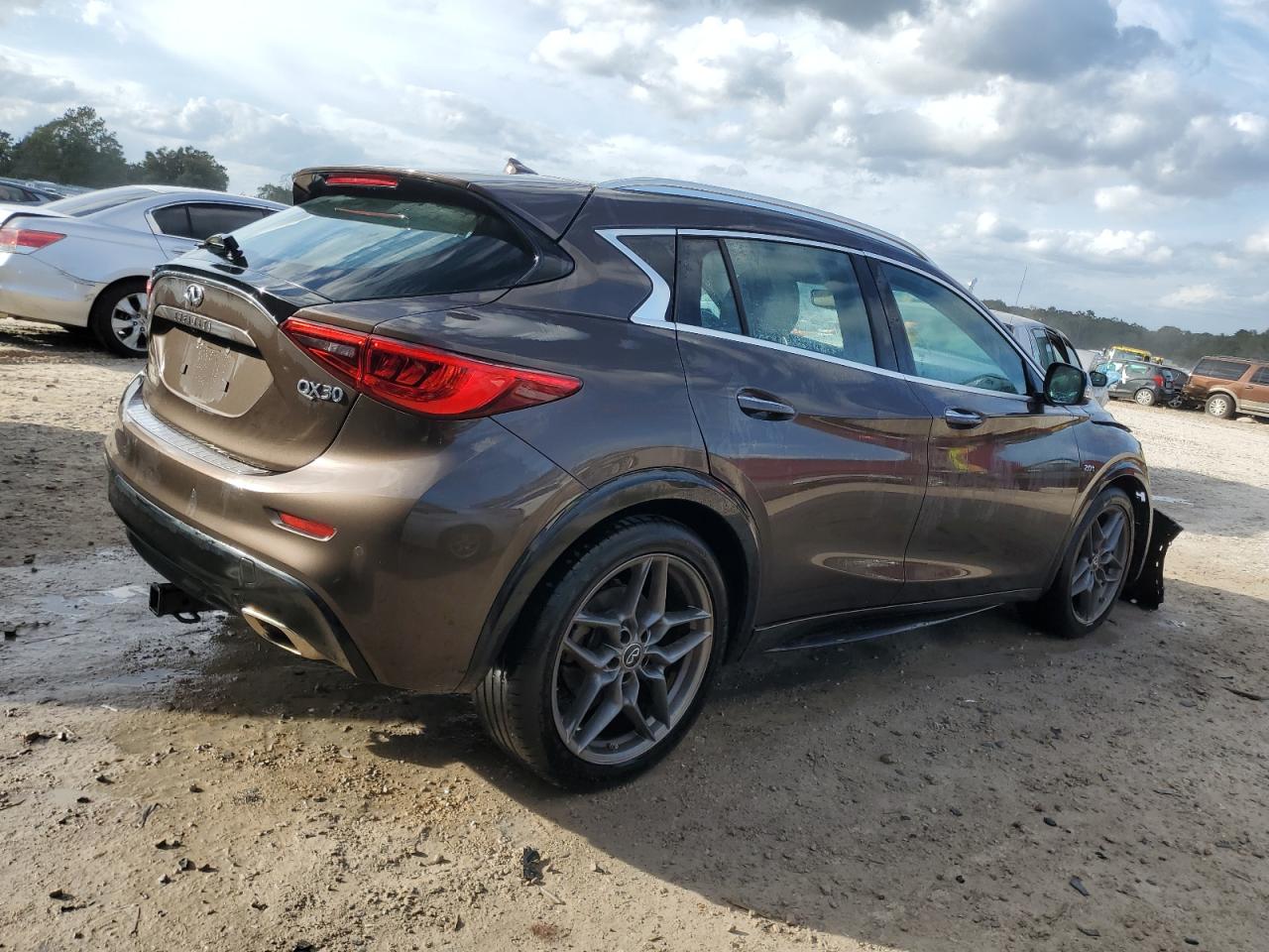 2017 Infiniti QX30 - Image 3