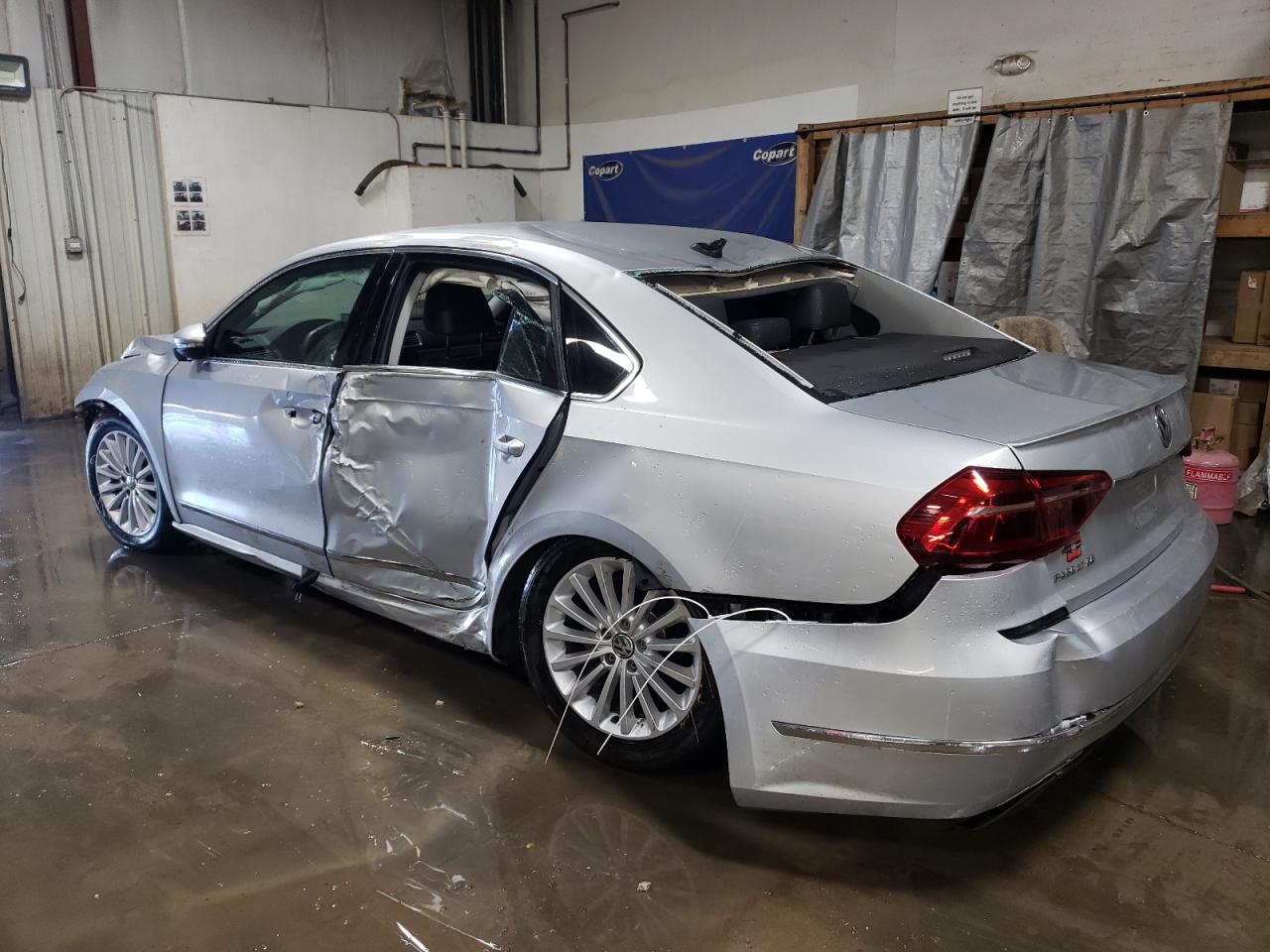 2017 Volkswagen Passat - Image 2