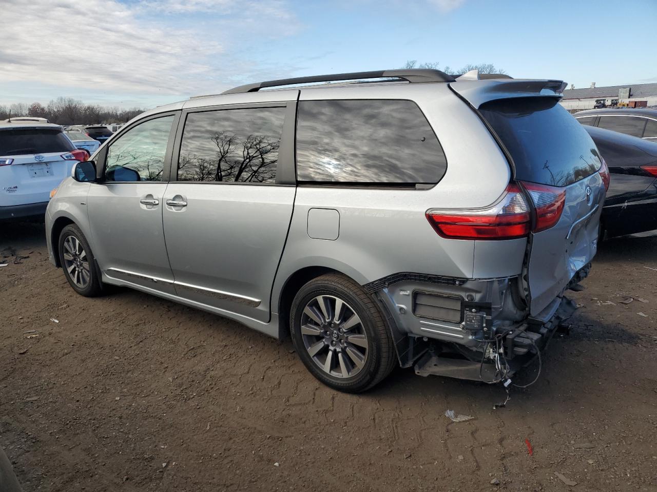 2020 Toyota Sienna - Image 2