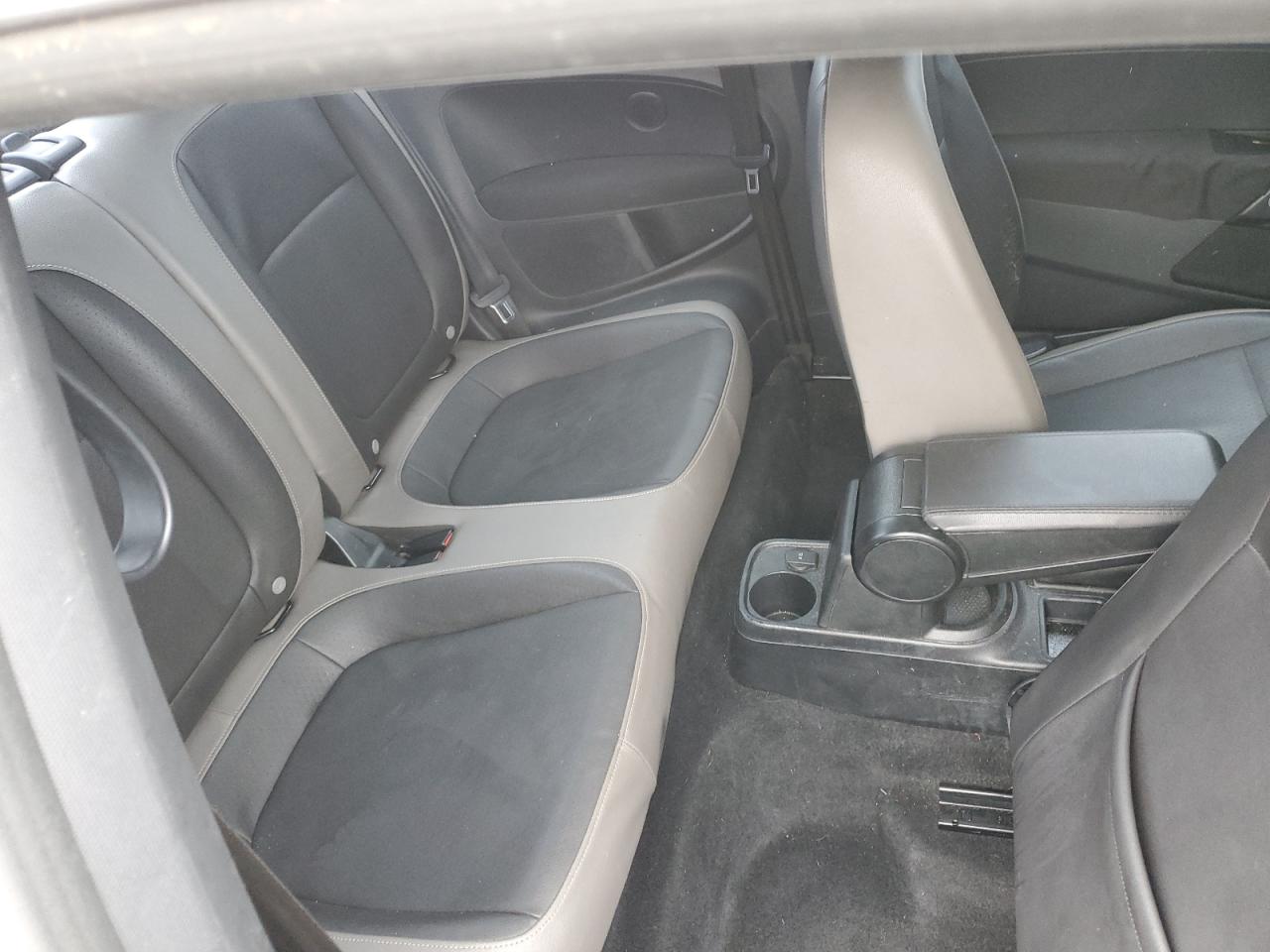 2015 Volkswagen Beetle - Image 10