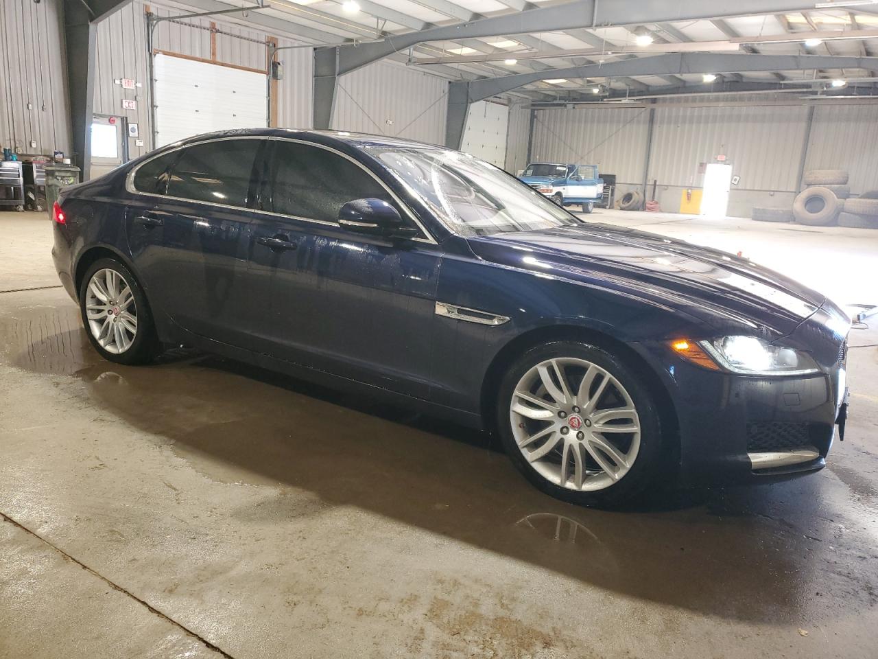 VIN SAJBK4BV7GCY12666 2016 JAGUAR XF no.4