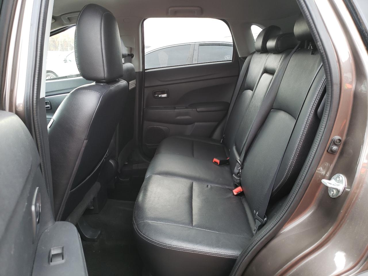 2016 Mitsubishi Outlander - Image 11