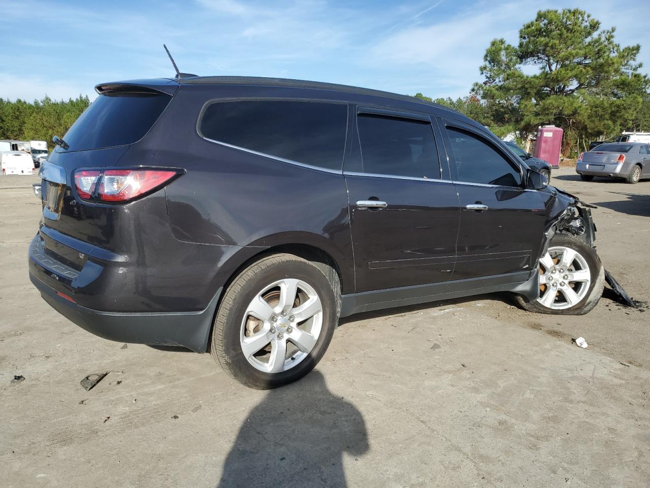 VIN 1GNKRGKD8HJ182812 2017 CHEVROLET TRAVERSE no.3