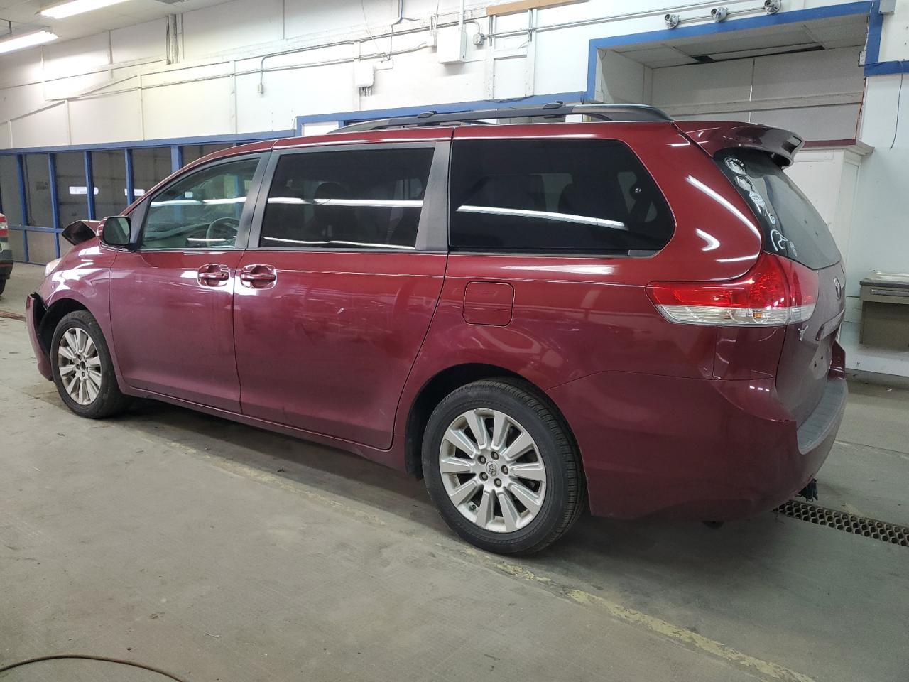 2013 Toyota Sienna - Image 2