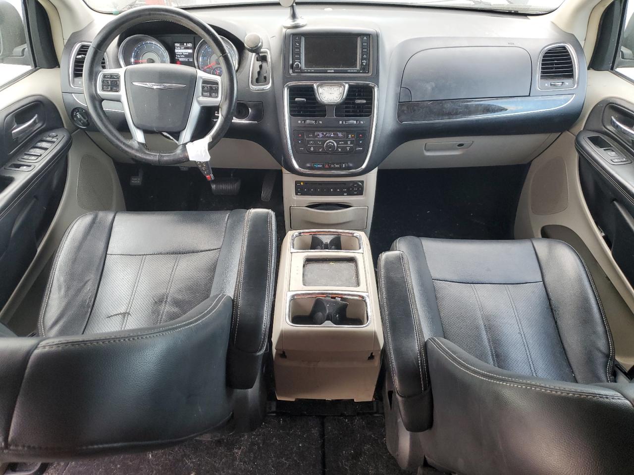 2011 Chrysler Town & Country - Image 8