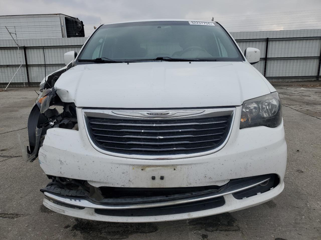 2015 Chrysler Town & Country - Image 5