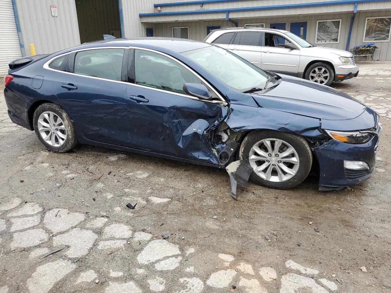 VIN 1G1ZD5ST5KF154468 2019 CHEVROLET MALIBU no.4