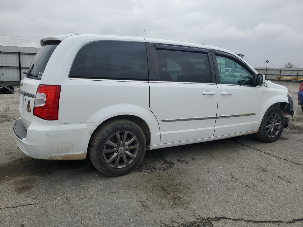 2015 Chrysler Town & Country - Image 3