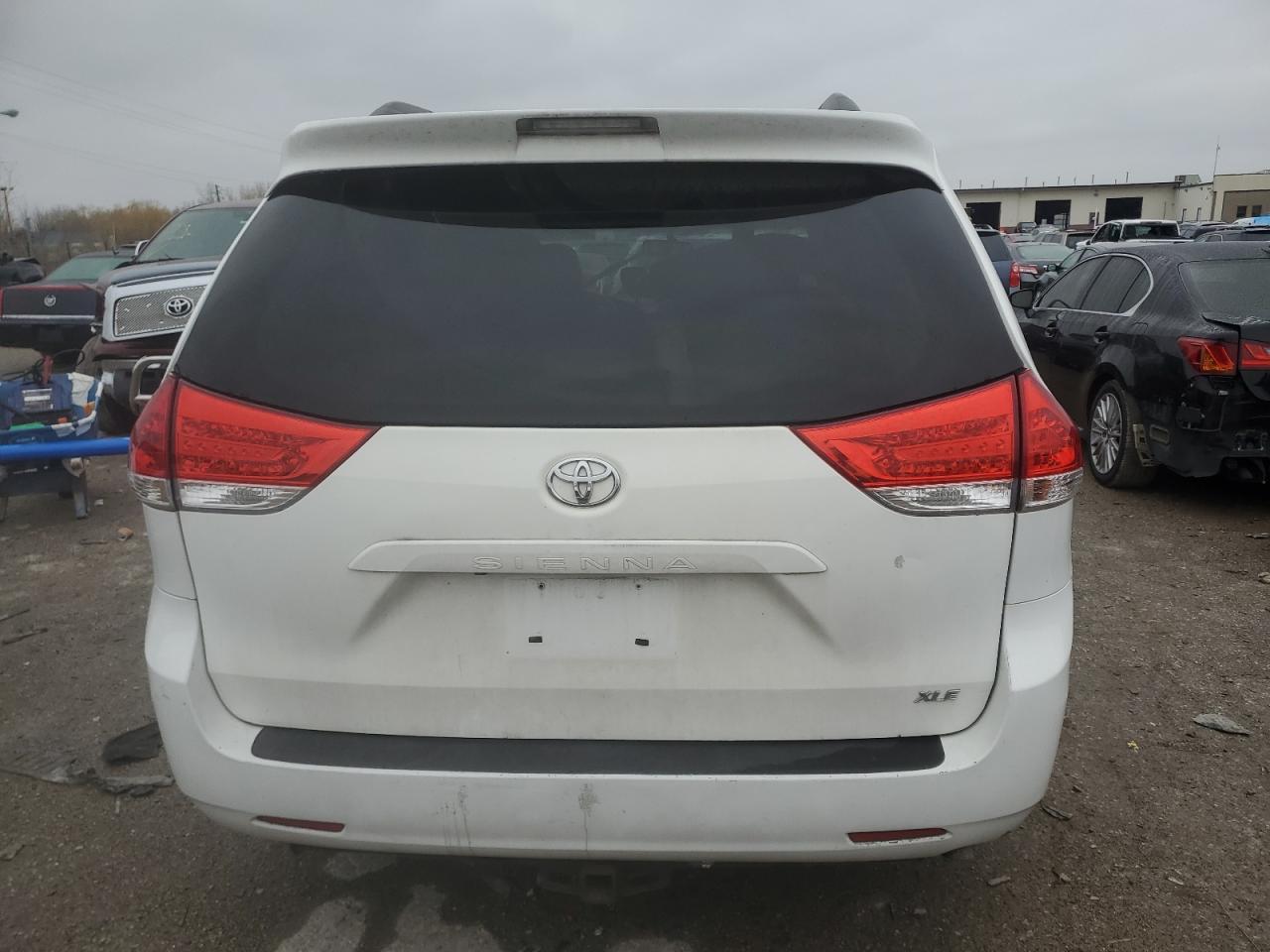 2011 Toyota Sienna - Image 6