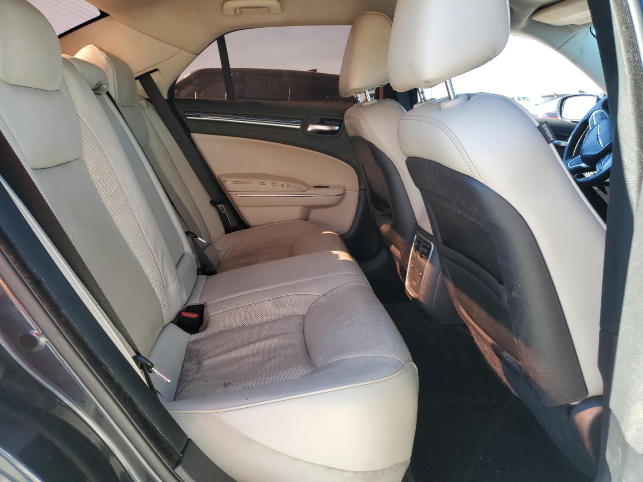 2019 Chrysler 300 - Image 10