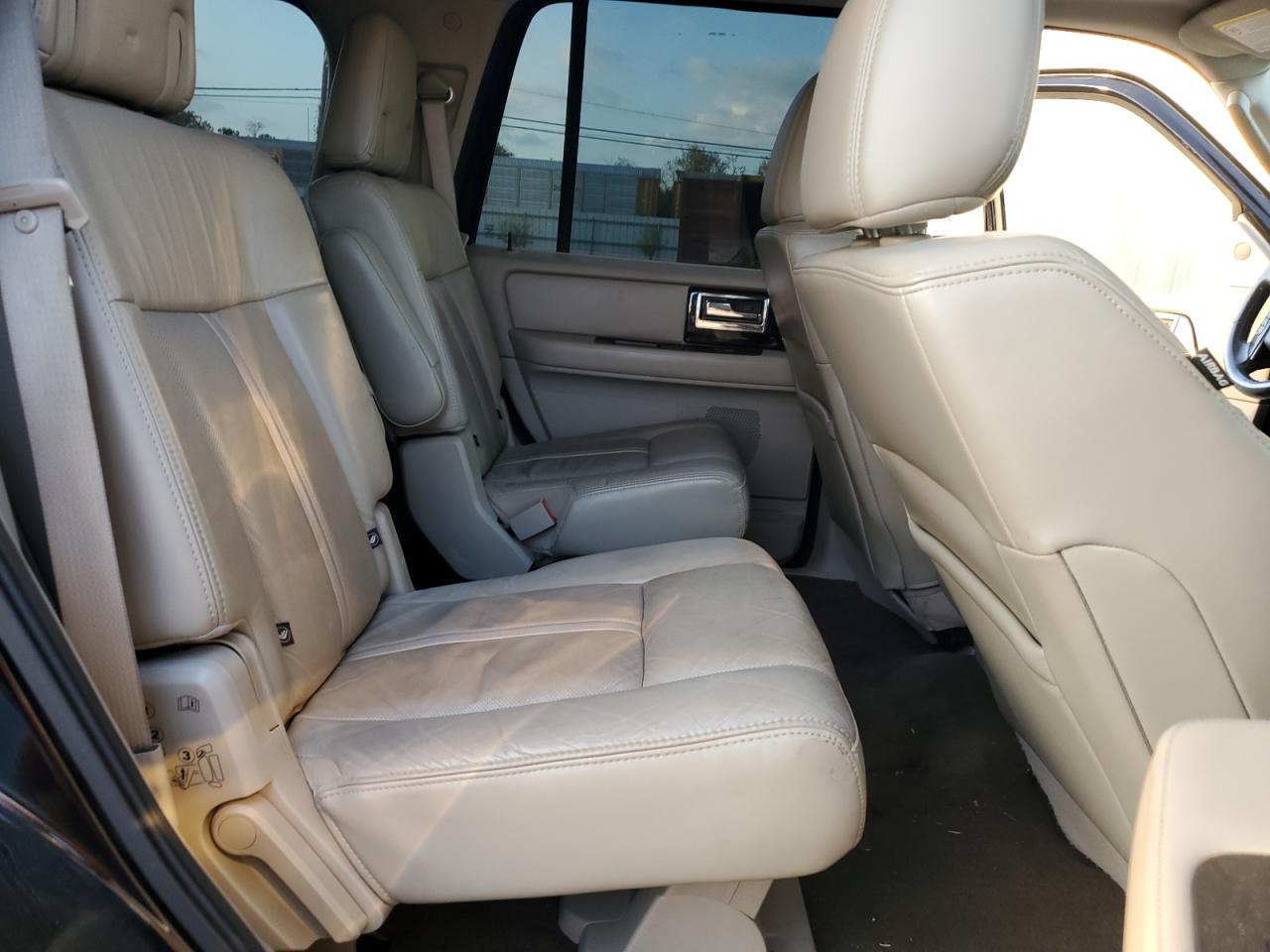 2016 Lincoln Navigator - Image 11