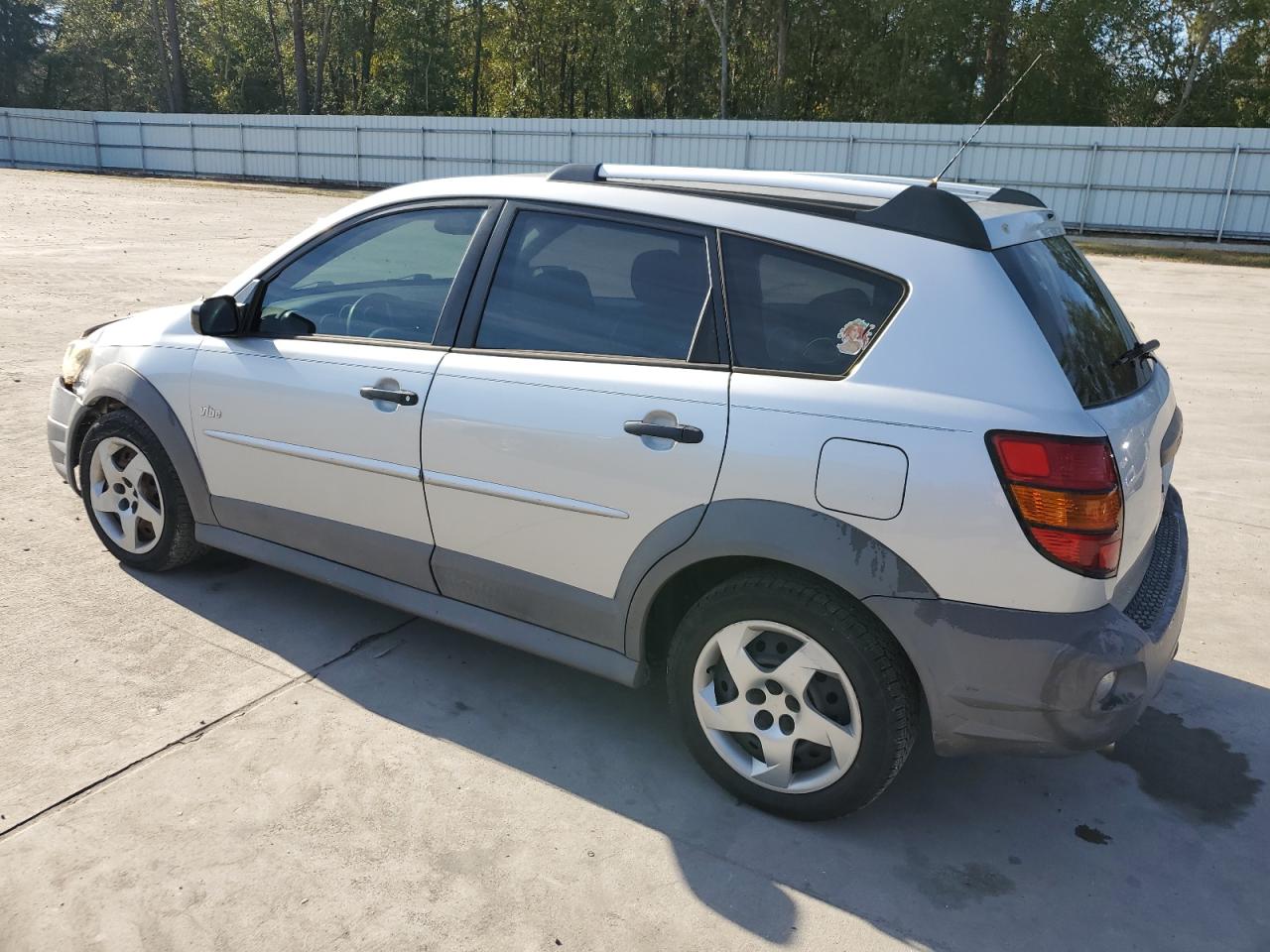 2005 Pontiac Vibe - Image 2