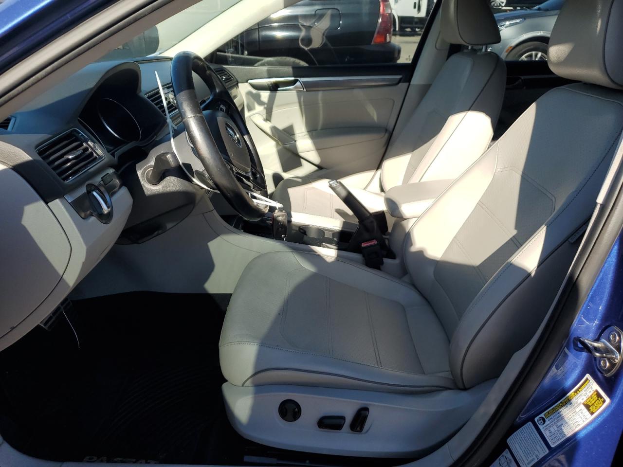 2017 Volkswagen Passat - Image 7