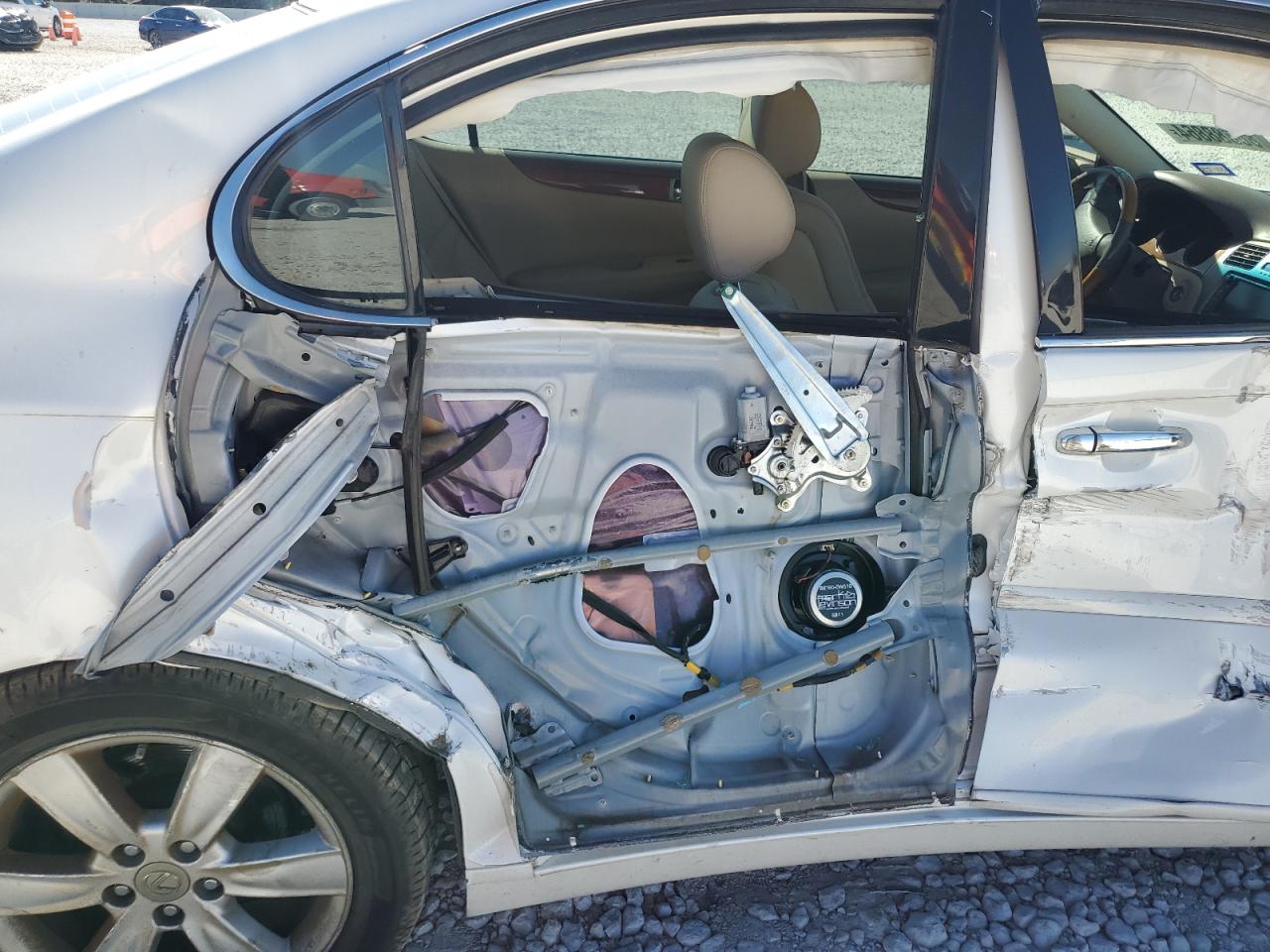 2005 Lexus ES - Image 10
