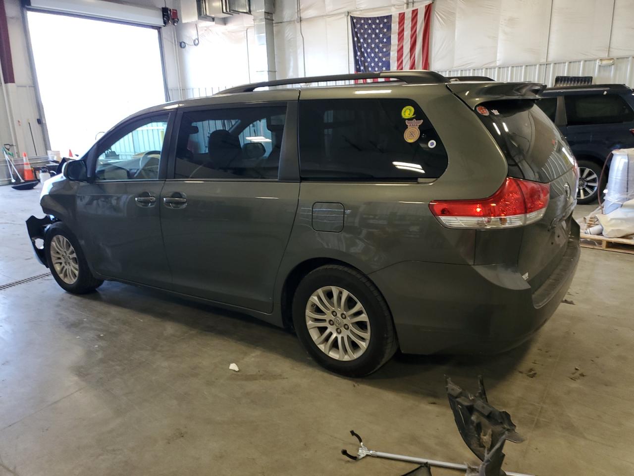 2011 Toyota Sienna - Image 2