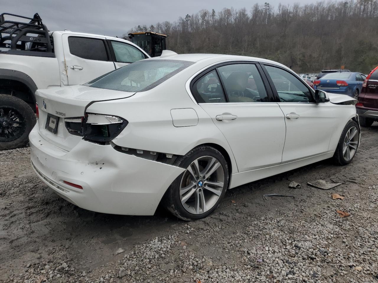 VIN WBA8D9G53HNU60472 2017 BMW 3 SERIES no.3