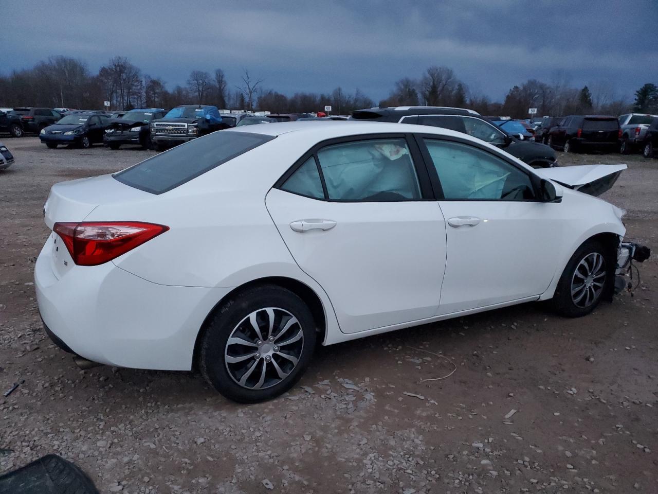 VIN 2T1BURHE8JC109508 2018 TOYOTA COROLLA no.3