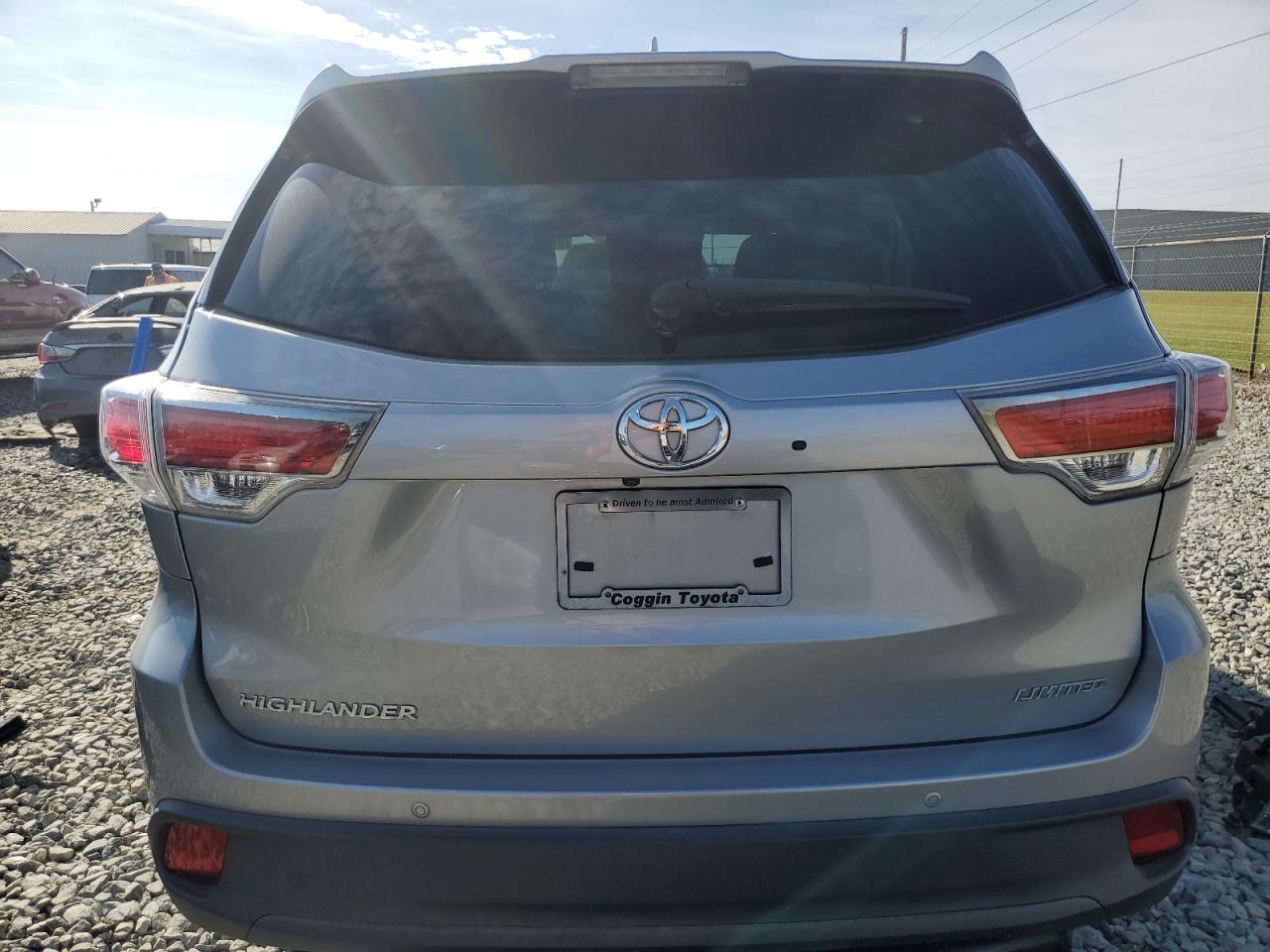 2015 Toyota Highlander - Image 6