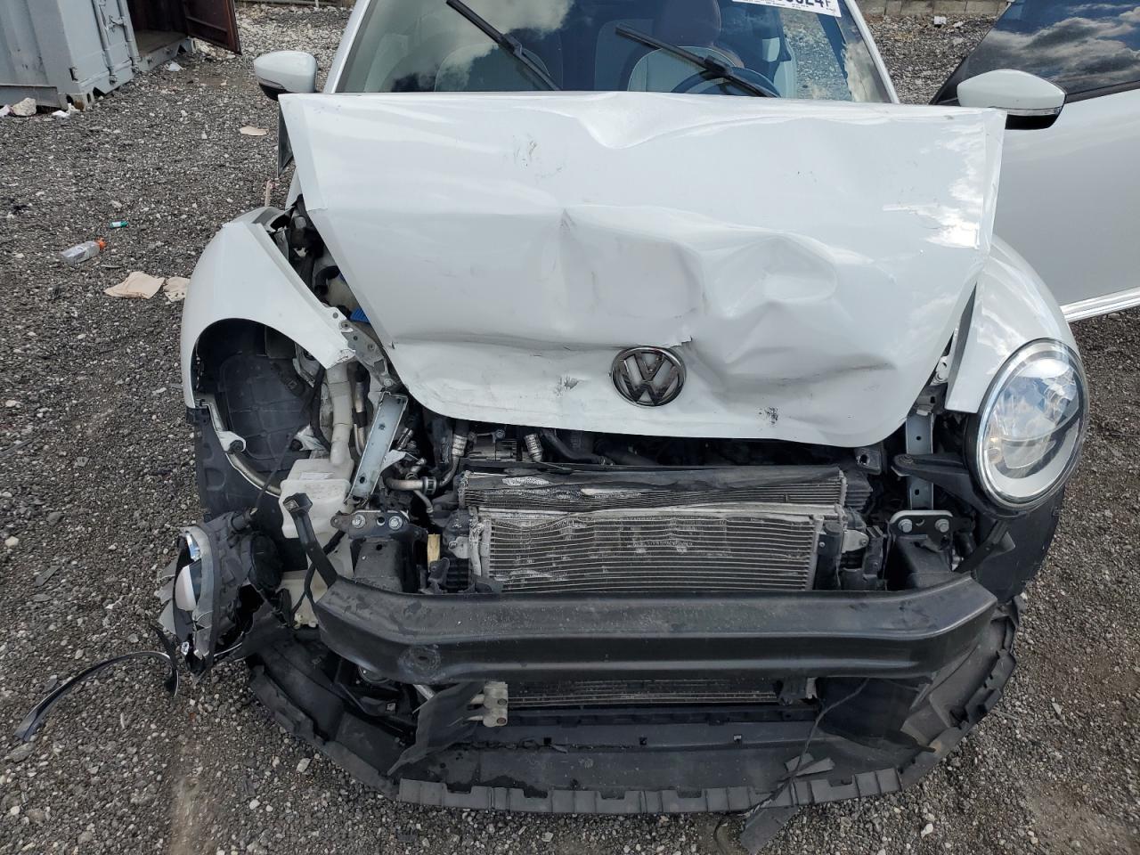 2017 Volkswagen Beetle - Image 13