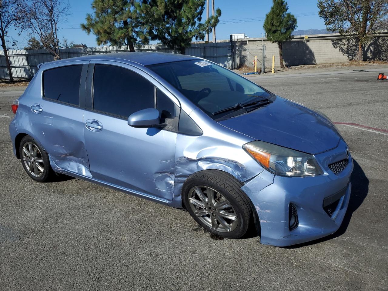 VIN JTDKTUD36ED588370 2014 TOYOTA YARIS no.4