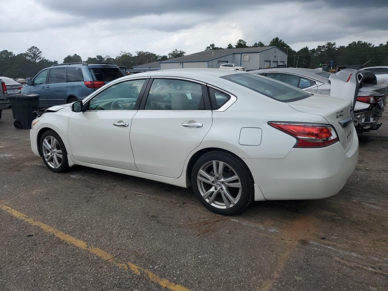2015 Nissan Altima - Image 2