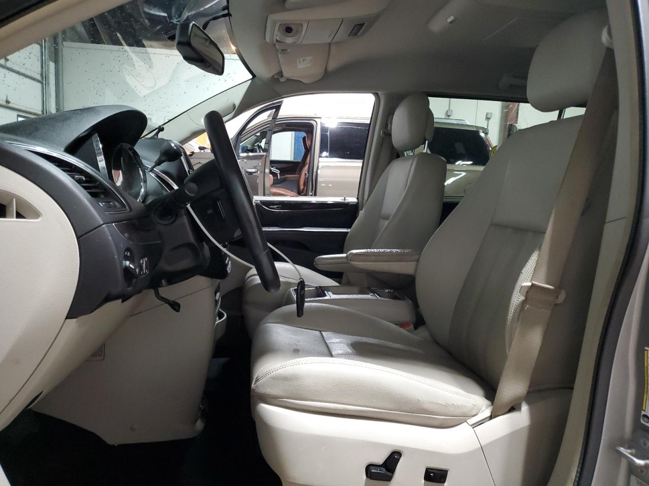 2016 Chrysler Town & Country - Image 7