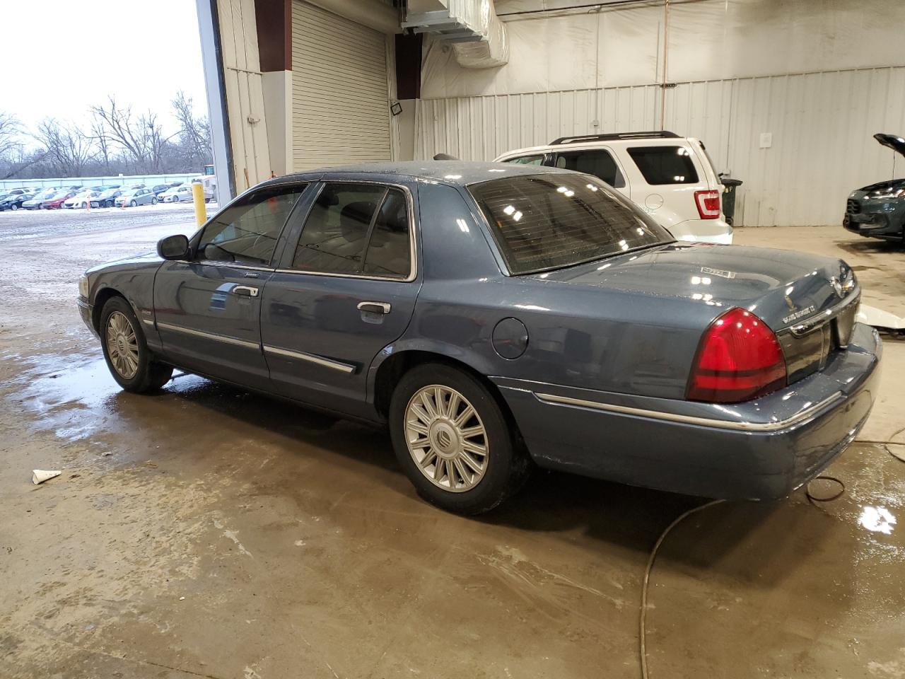 2009 Mercury Grand Marquis - Image 2