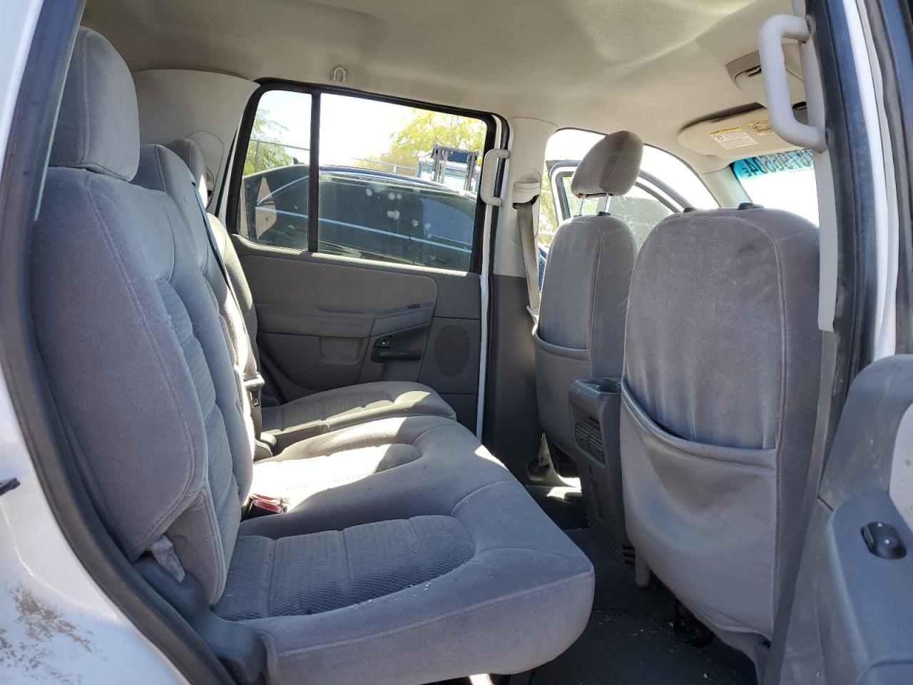 2005 Ford Explorer - Image 11