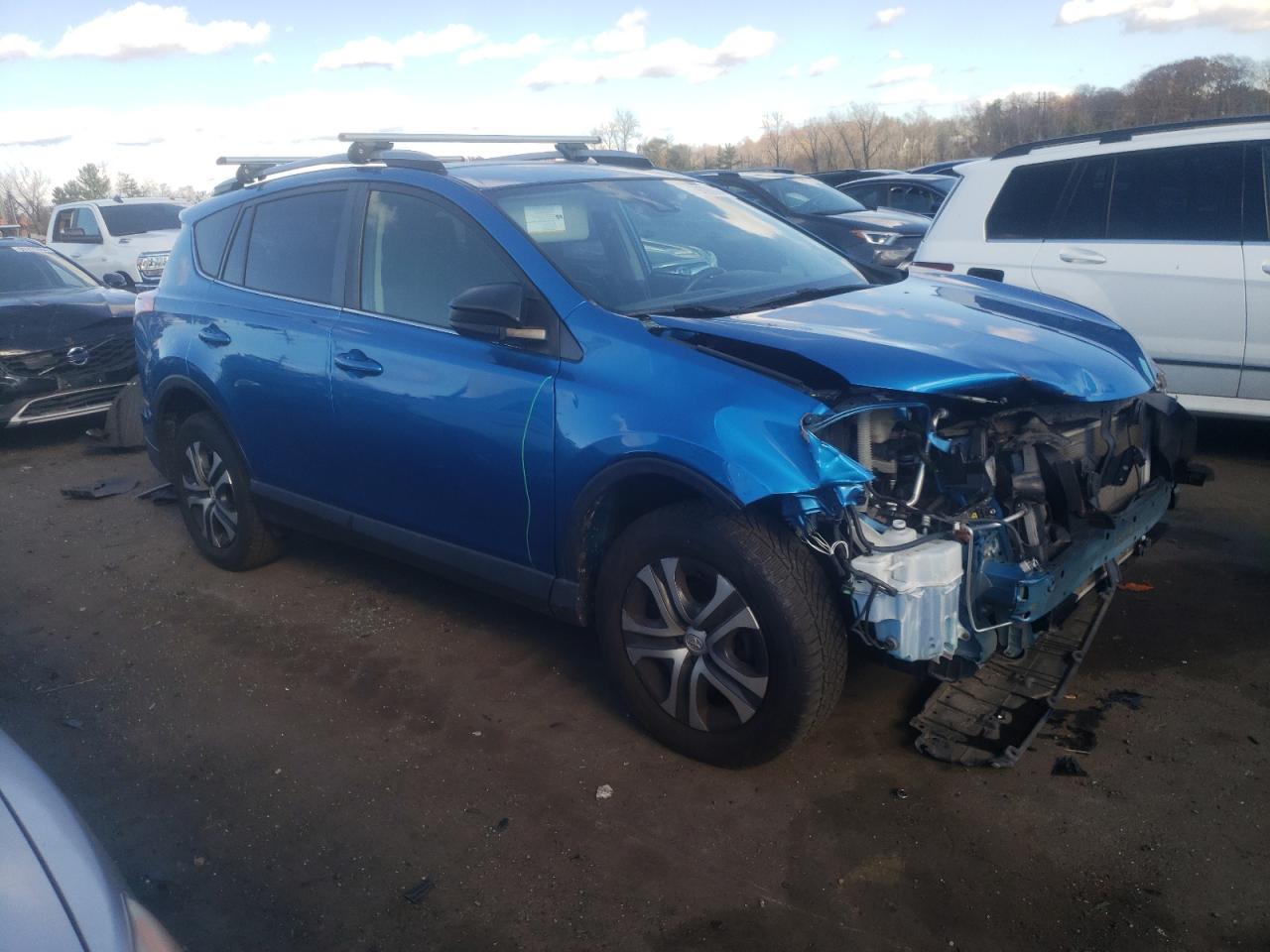 VIN JTMZFREV8HJ709120 2017 TOYOTA RAV4 no.4