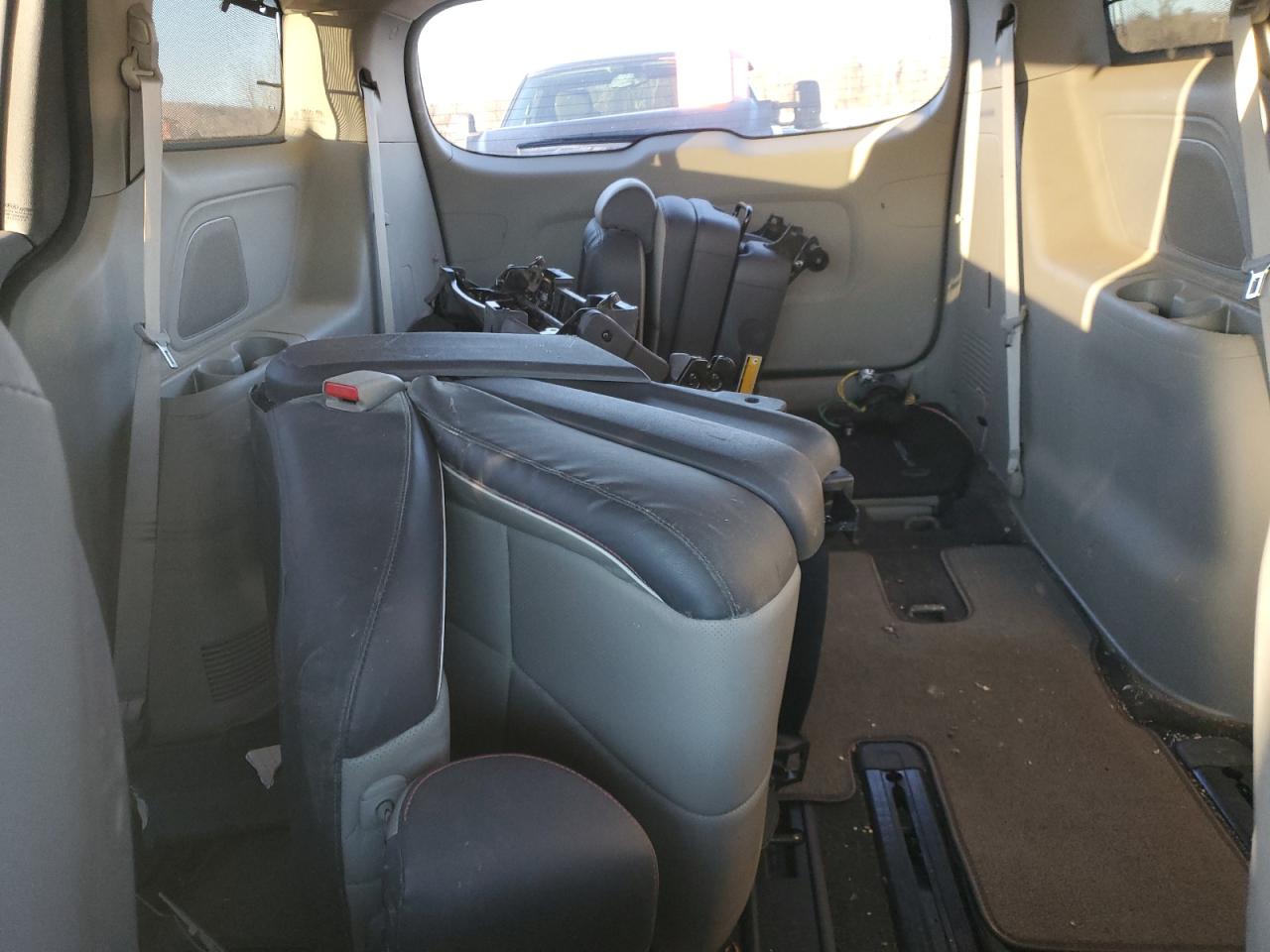 2017 Kia Sedona - Image 10