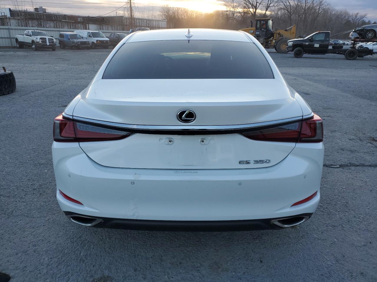 2020 Lexus ES - Image 6