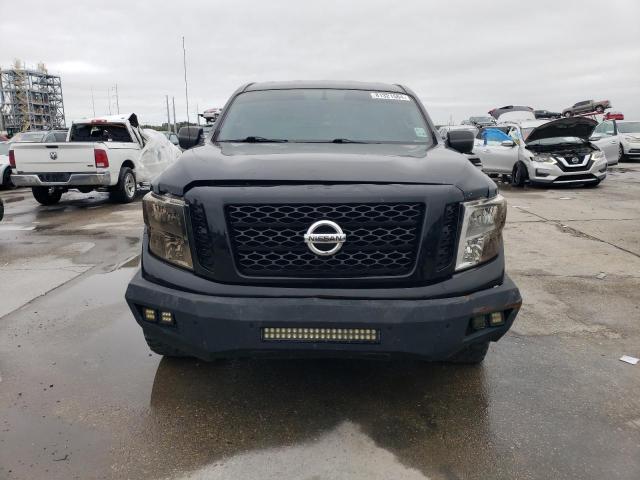  NISSAN TITAN 2017 Czarny