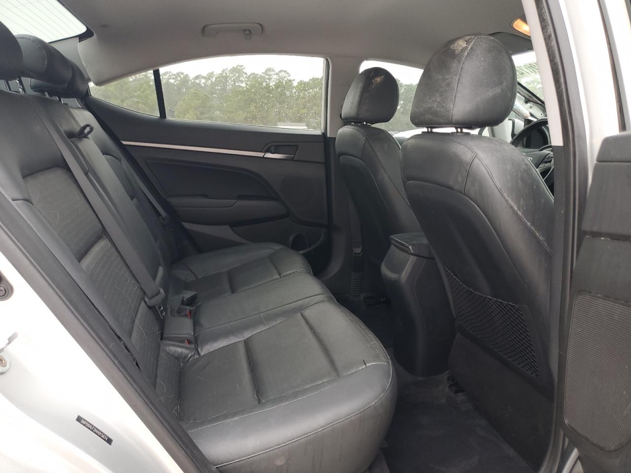 2017 Hyundai Elantra - Image 10