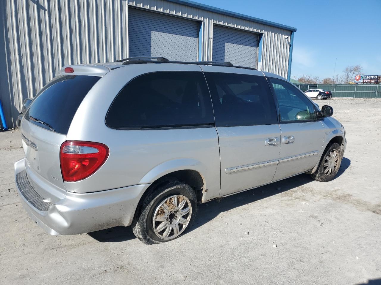 2007 Chrysler Town & Country - Image 3