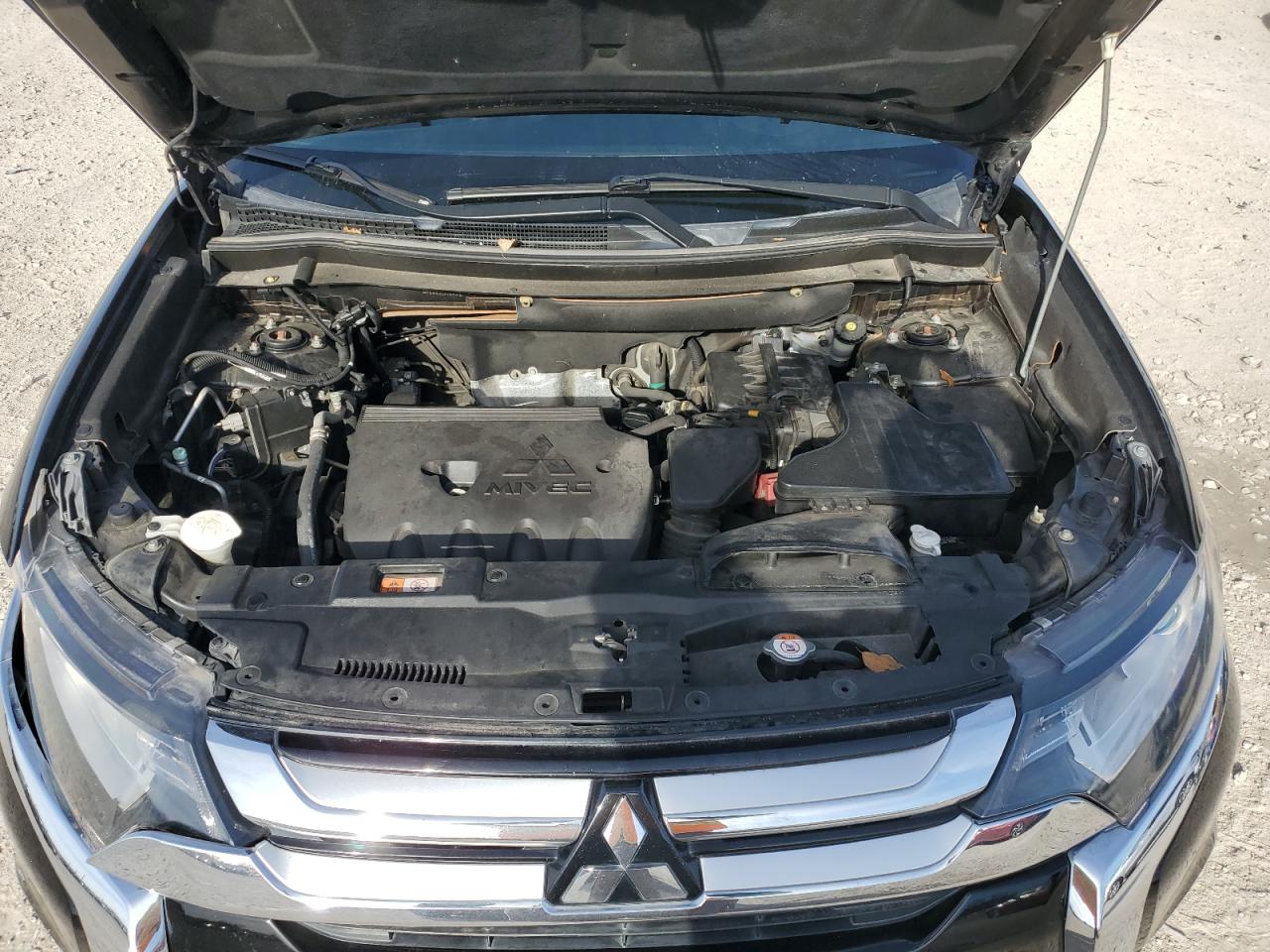 2016 Mitsubishi Outlander - Image 13