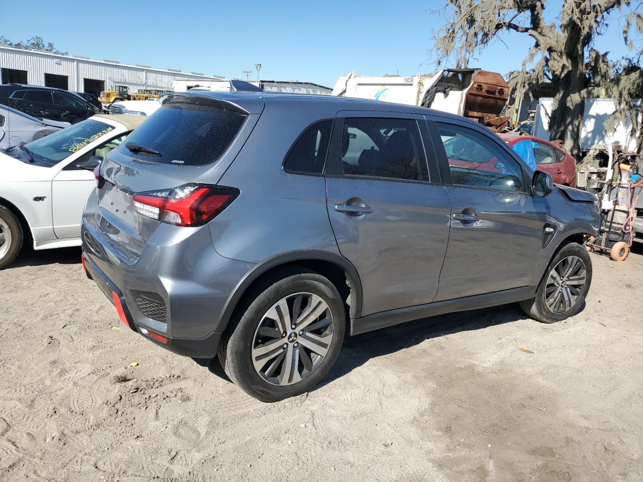 2024 Mitsubishi Outlander - Image 3