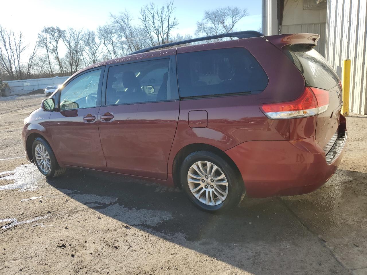 2014 Toyota Sienna - Image 2