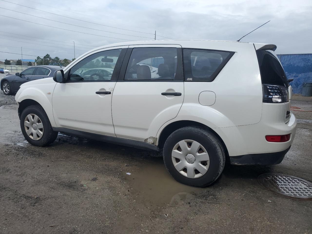 2007 Mitsubishi Outlander - Image 2